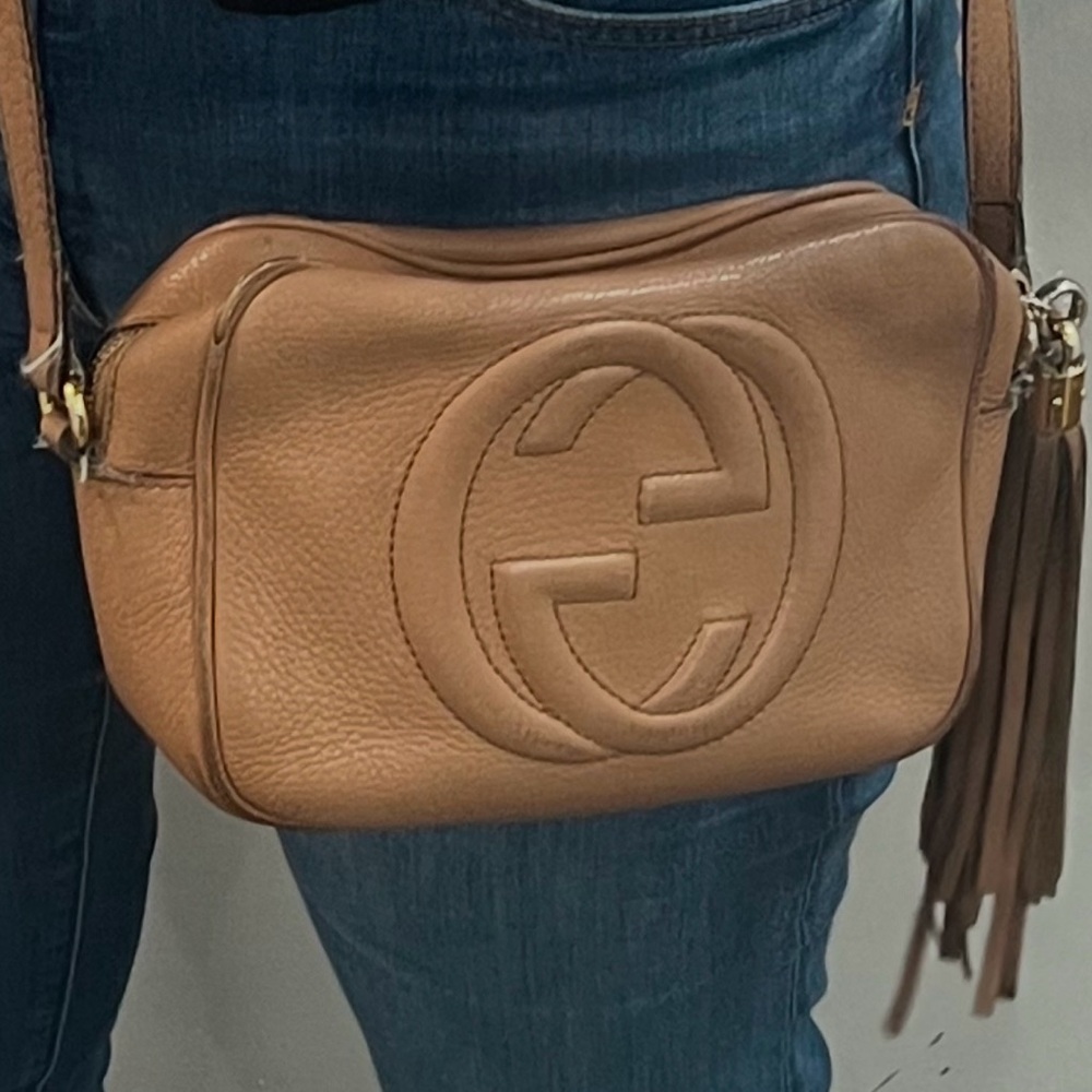 Authentic GUCCI Pebbled Calfskin Small Soho Disco Bag Camelia.
